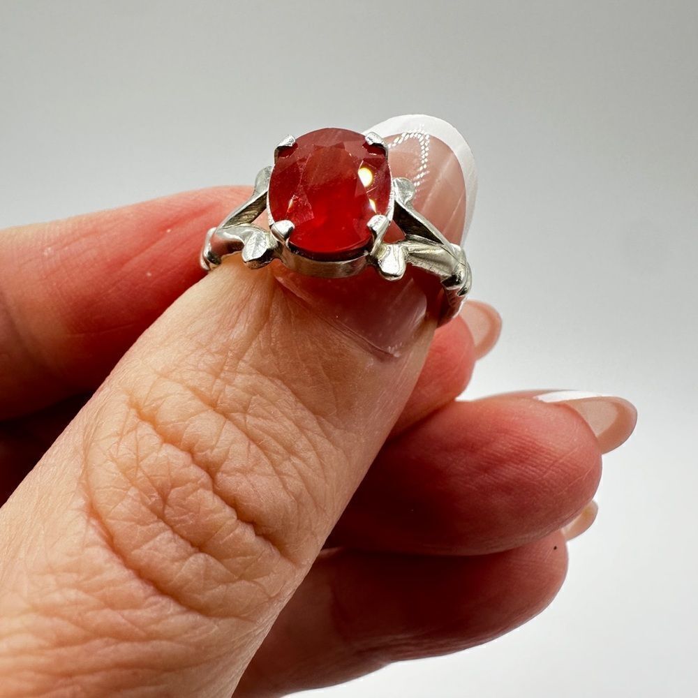SALE!‎ Dyed faceted oval cut stone solitaire in silver tone ring! - Picture 2 of 12